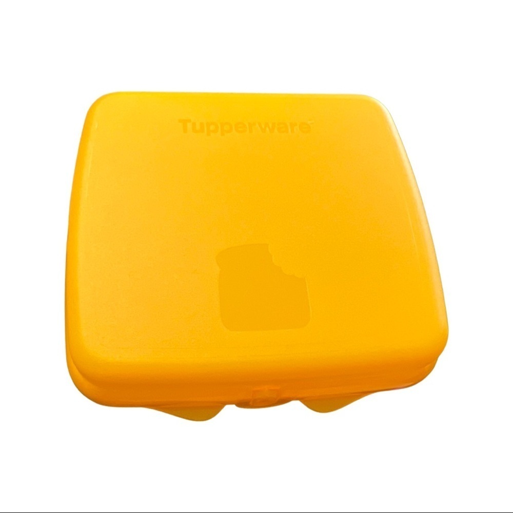 NEW Tupperware Single Sandwich Keeper